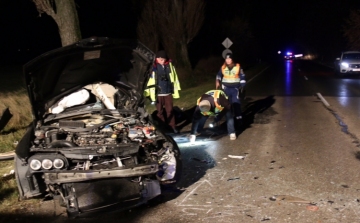 Busz és autó ütközött Szabadbattyánnál, meghalt egy ember