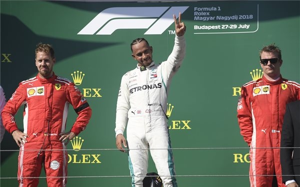 Hamilton győzött a Hungaroringen és növelte előnyét